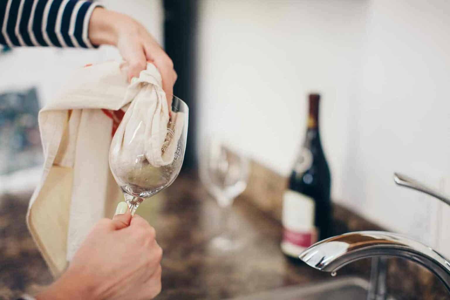 How-to-Clean-Cloudy-or-Stained-Wine-Glasses