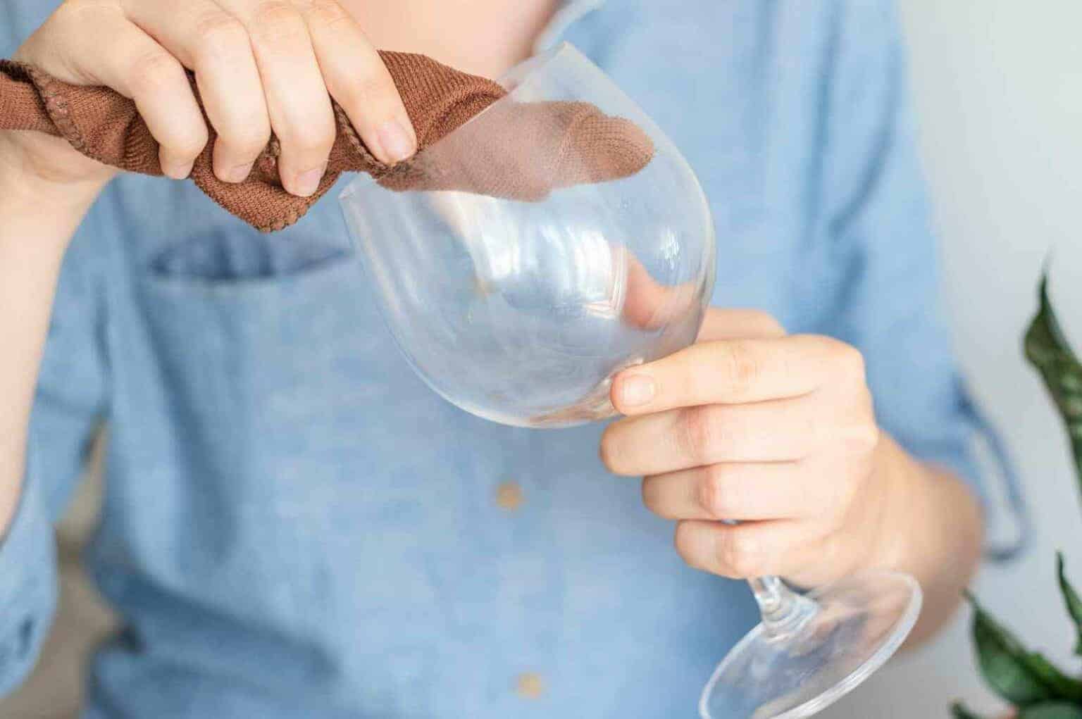 How-to-Clean-your-Wine-Glasses-by-Hand