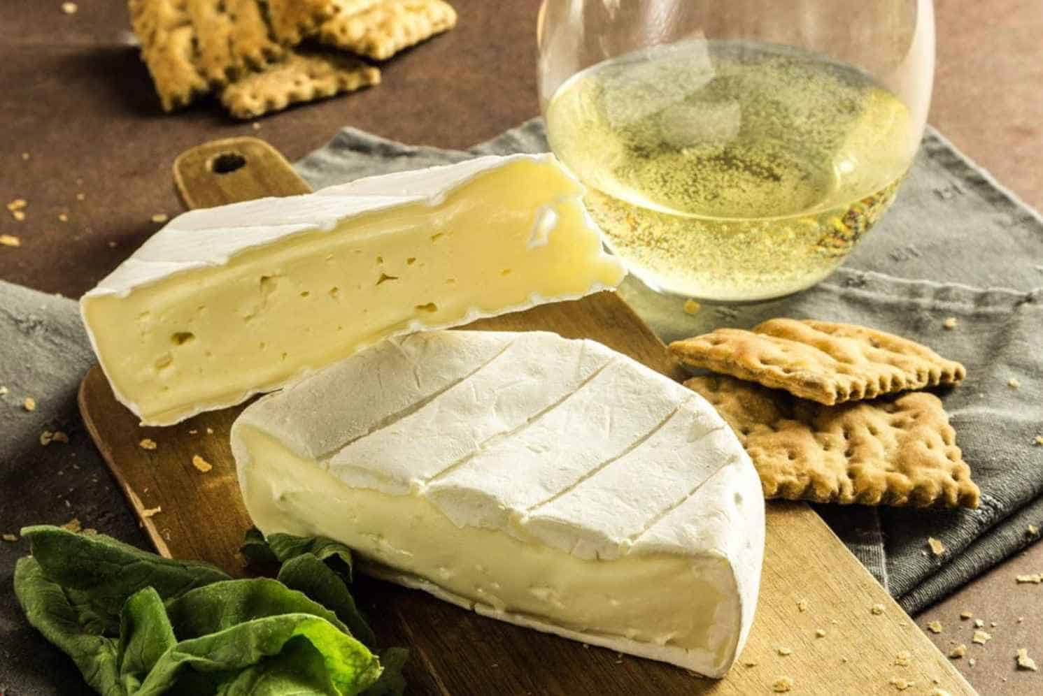 Soft-cheese-and-Chardonnay-or-Sauvignon-Blanc