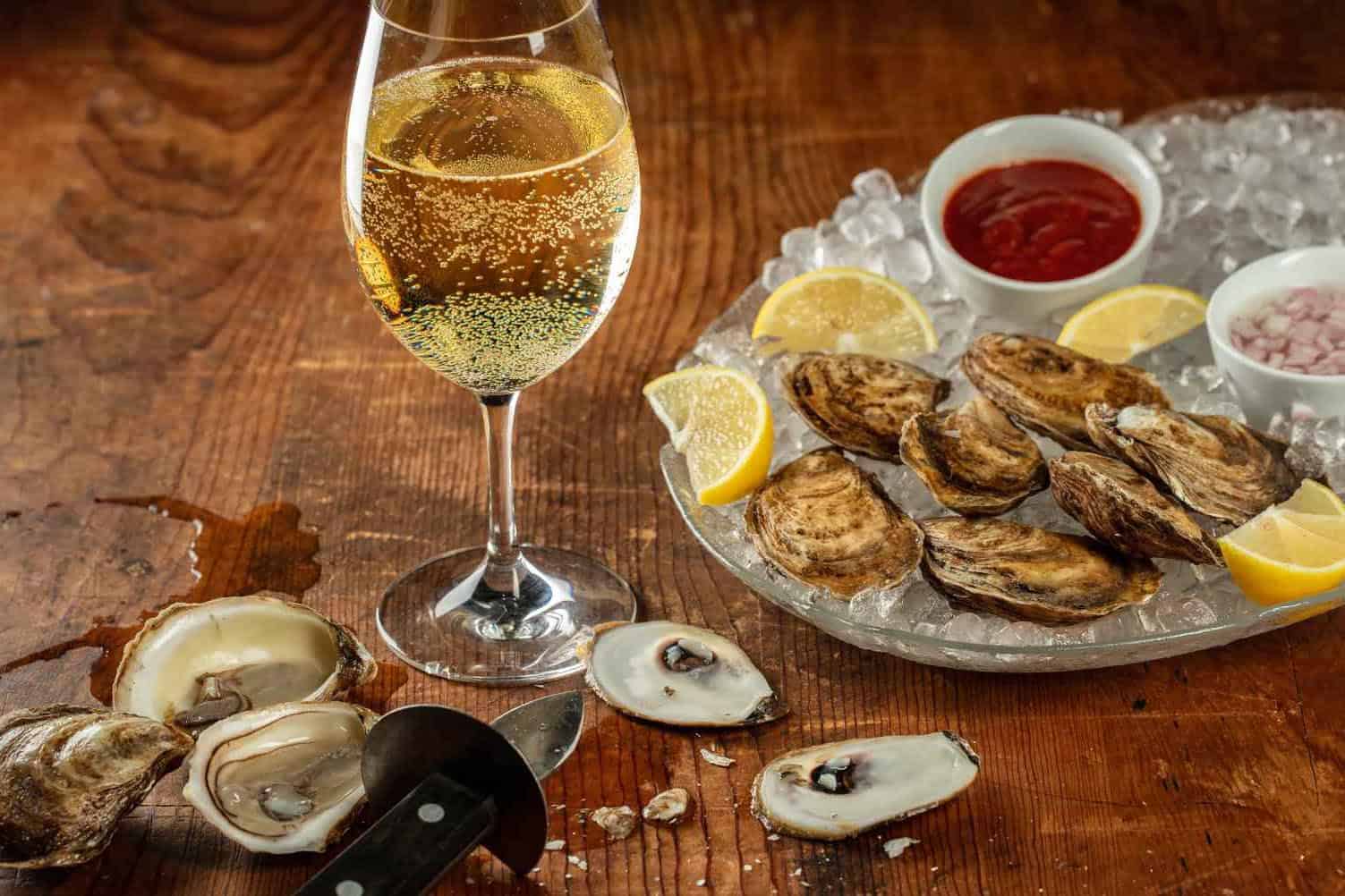 Sparkling-wine-or-dry-white-wine-and-oysters