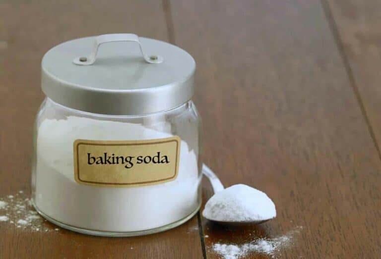 Use-Baking-Soda-and-Warm-Water-to-Clean-Your-Decanters