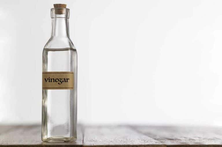 Use-Vinegar-and-Warm-Water-to-Clean-Your-Decanters