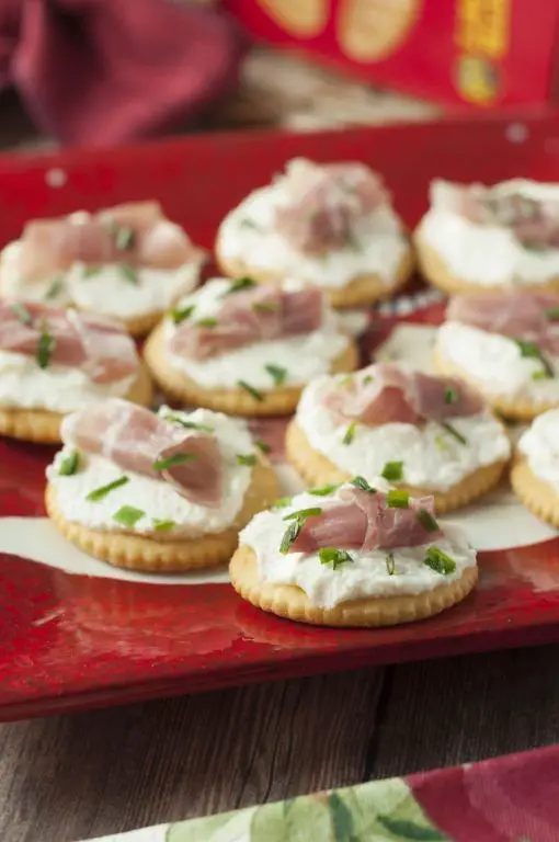 Whipped Ricotta Prosciutto Cracker Bites