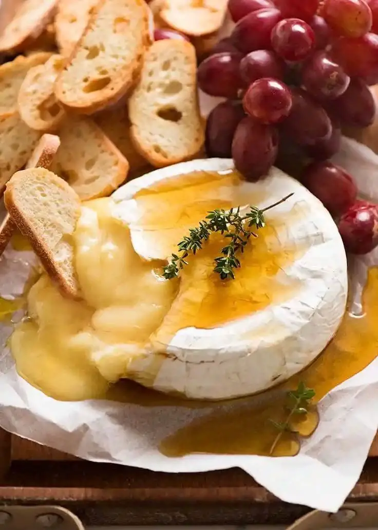 Baked Brie With Crackers